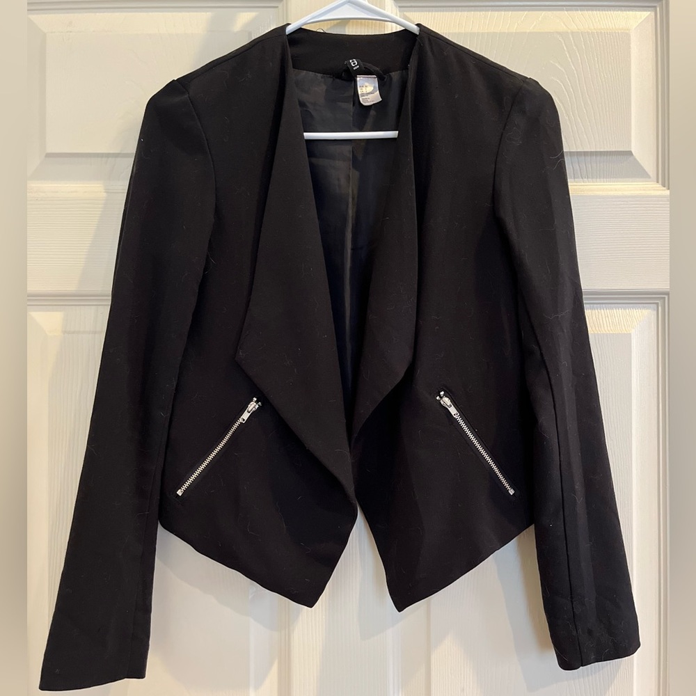 H&M/DIVIDED black lined short blazer